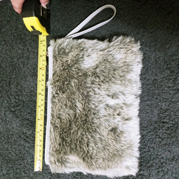 Faux fur wristlet - Picture 3 of 8